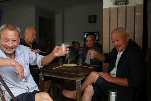 內行人買白酒，不挑貴的只認瓶身2行字，輕松選好酒